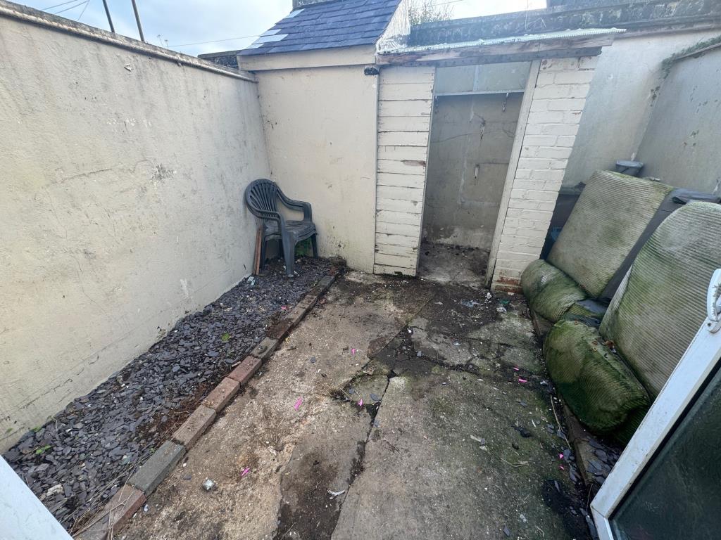 Lot: 20 - TWO-BEDROOM END-TERRACE HOUSE FOR IMPROVEMENT - Rear courtyard